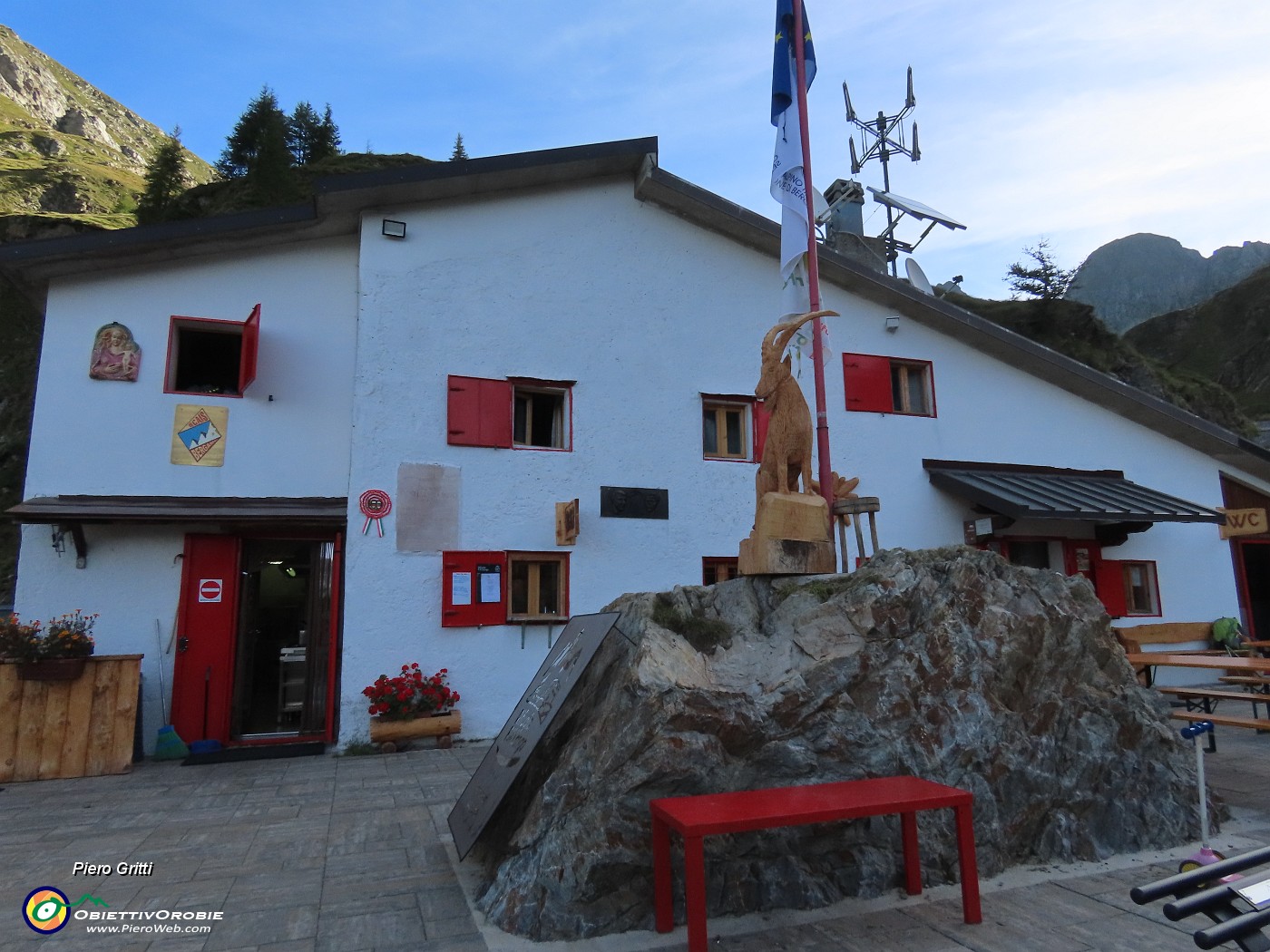 09 Il bianco bel Rif. Longo (2026 m).JPG